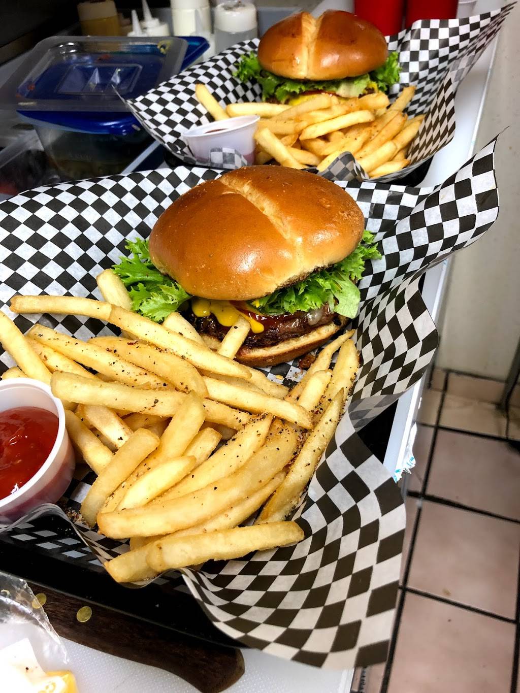 The Avenue Bar and grill LLC | restaurant | 311 Corunna Ave, Owosso, MI 48867, USA | 9894724472 OR +1 989-472-4472