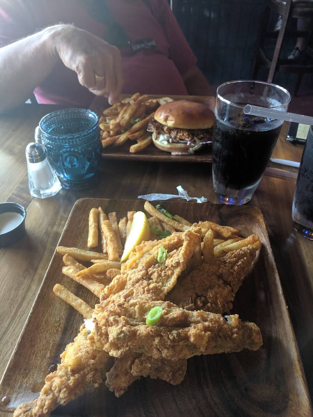 Boogaloos Bar & Grill | restaurant | 210 W Brookland Park Blvd, Richmond, VA 23222, USA | 8043080648 OR +1 804-308-0648