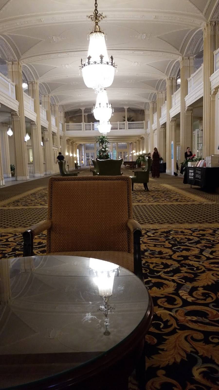 Parrot Cage Restaurant | restaurant | 7059 S South Shore Dr, Chicago, IL 60649, USA | 7736025333 OR +1 773-602-5333