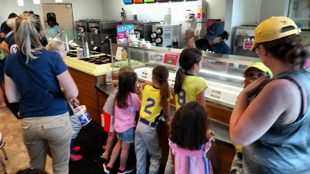 TCBY | bakery | 20385 Mack Ave, Grosse Pointe Woods, MI 48236, USA | 3138815608 OR +1 313-881-5608