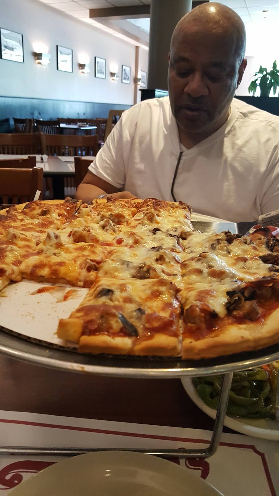 Tedinos Pizzeria & Restaurant | restaurant | 5335 N Sheridan Rd, Chicago, IL 60640, USA | 7732758100 OR +1 773-275-8100