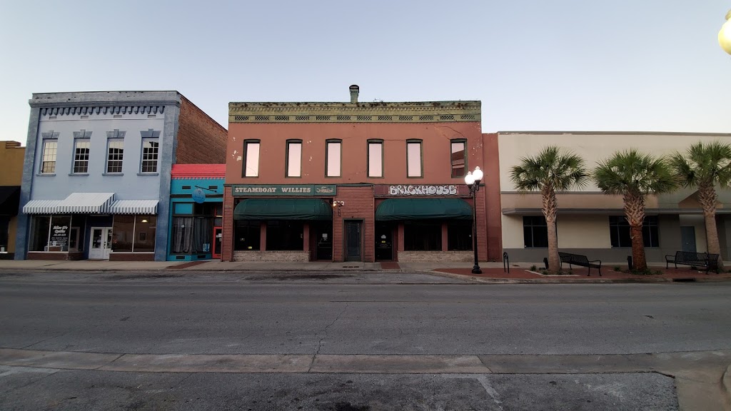 Steamboat Willies | restaurant | 309 St Johns Ave, Palatka, FL 32177, USA | 3863250419 OR +1 386-325-0419
