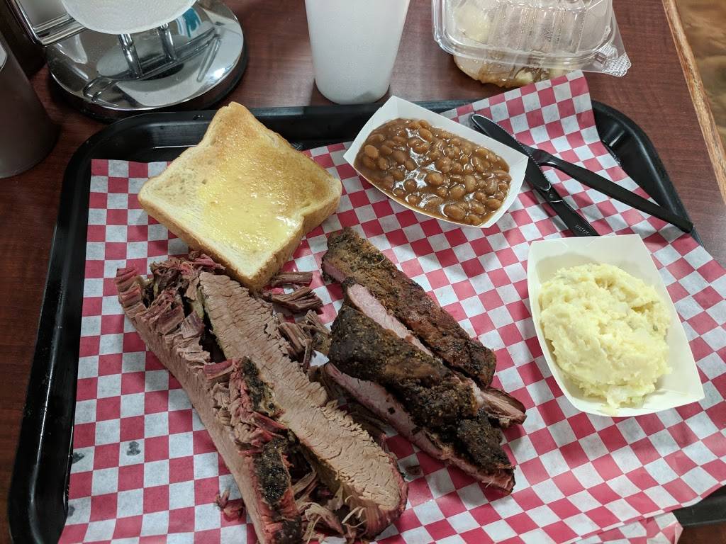 Boss Hogs BBQ | restaurant | 314 W 8th Ave, Winfield, KS 67156, USA | 6204022972 OR +1 620-402-2972