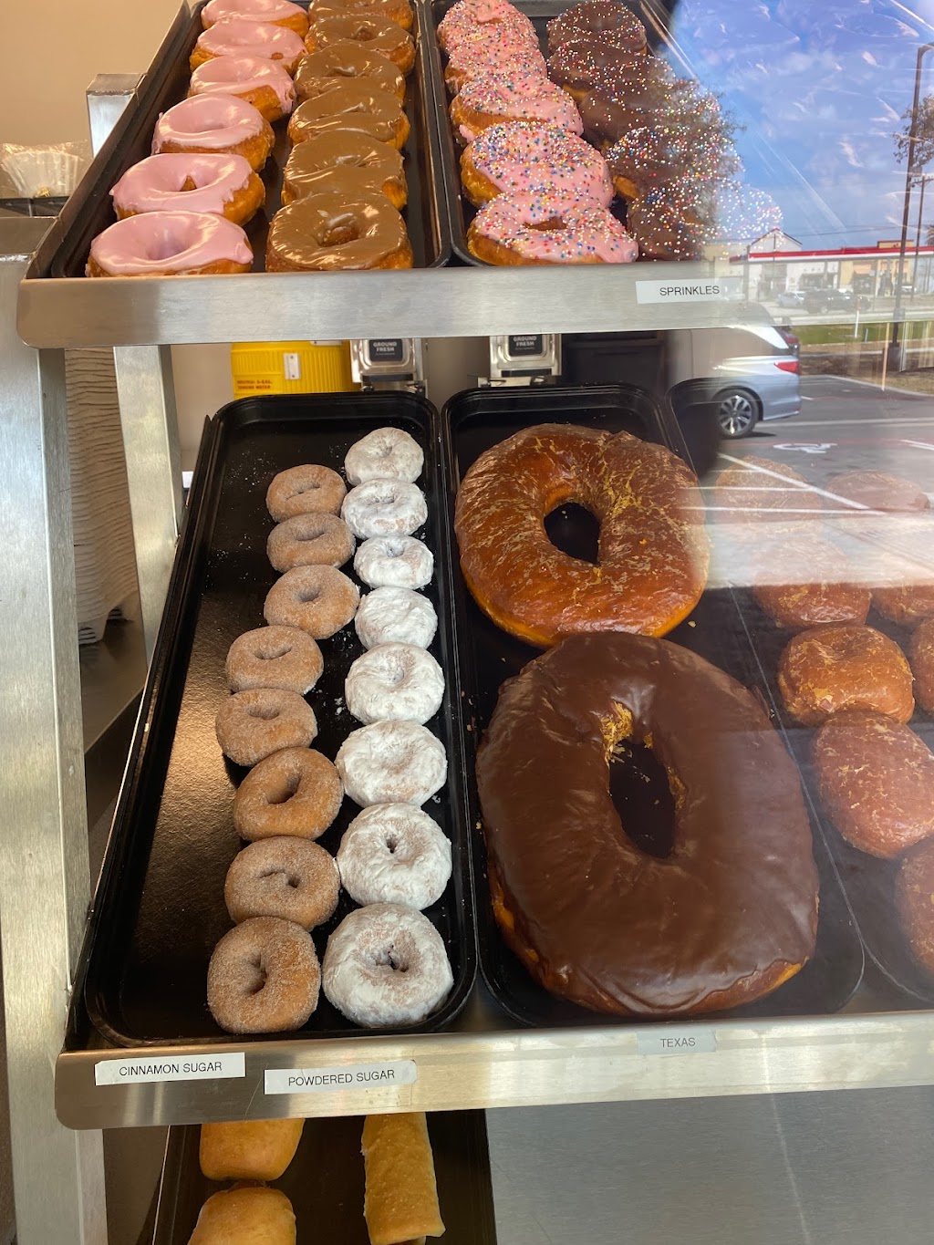Round Rock Donuts | restaurant | 1614 E Whitestone Blvd, Cedar Park, TX 78613, USA | 5122553629 OR +1 512-255-3629