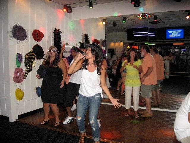 Wanna Bs Karaoke Club & Restaurant | night club | 2880 Virginia Beach Blvd, Virginia Beach, VA 23452, USA | 7573405671 OR +1 757-340-5671