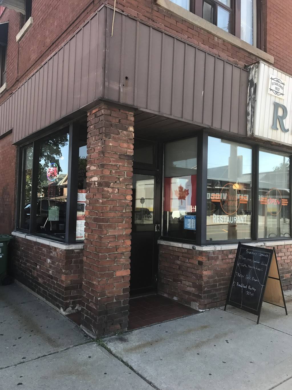 Breezy Corners Hamilton | restaurant | 1145 Main St E, Hamilton, ON L8M 1P3, Canada | 9055453924 OR +1 905-545-3924