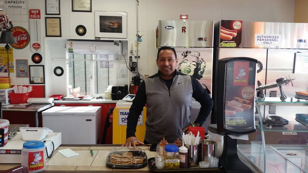 Roscoe’s Dogs | restaurant | 1962 Whitson St, Selma, CA 93662, USA | 5598983060 OR +1 559-898-3060