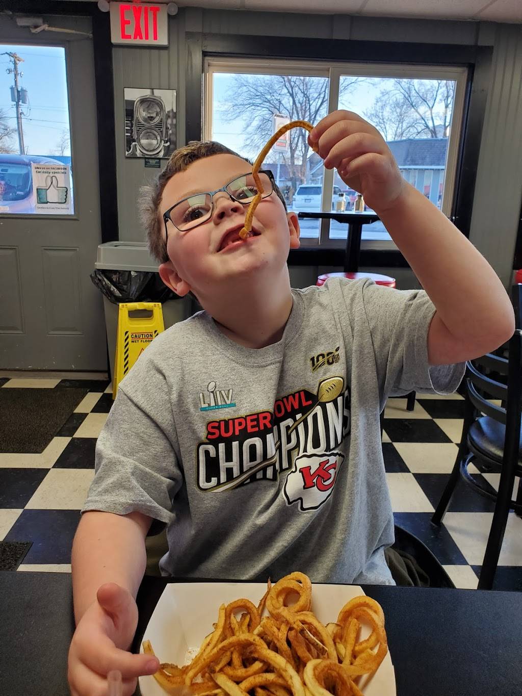 The Suzy Q | restaurant | 159 S Peculiar Dr, Peculiar, MO 64078, USA | 8167790806 OR +1 816-779-0806