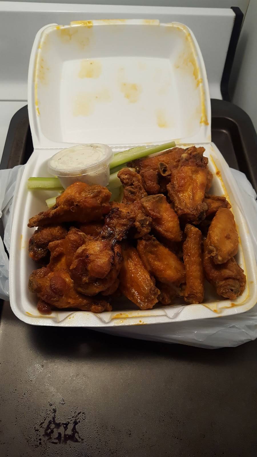 Chucks Wings | restaurant | 4592 S Broad St, Hamilton Township, NJ 08620, USA | 6095852555 OR +1 609-585-2555