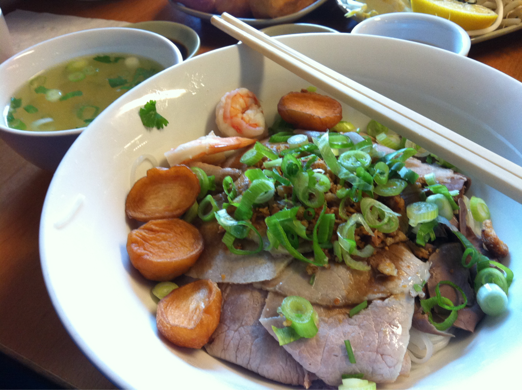 Restaurant Phnom Penh | restaurant | 7153 Chemin de la Côte-des-Neiges, Montréal, QC H3R 2M2, Canada | 5147398214 OR +1 514-739-8214