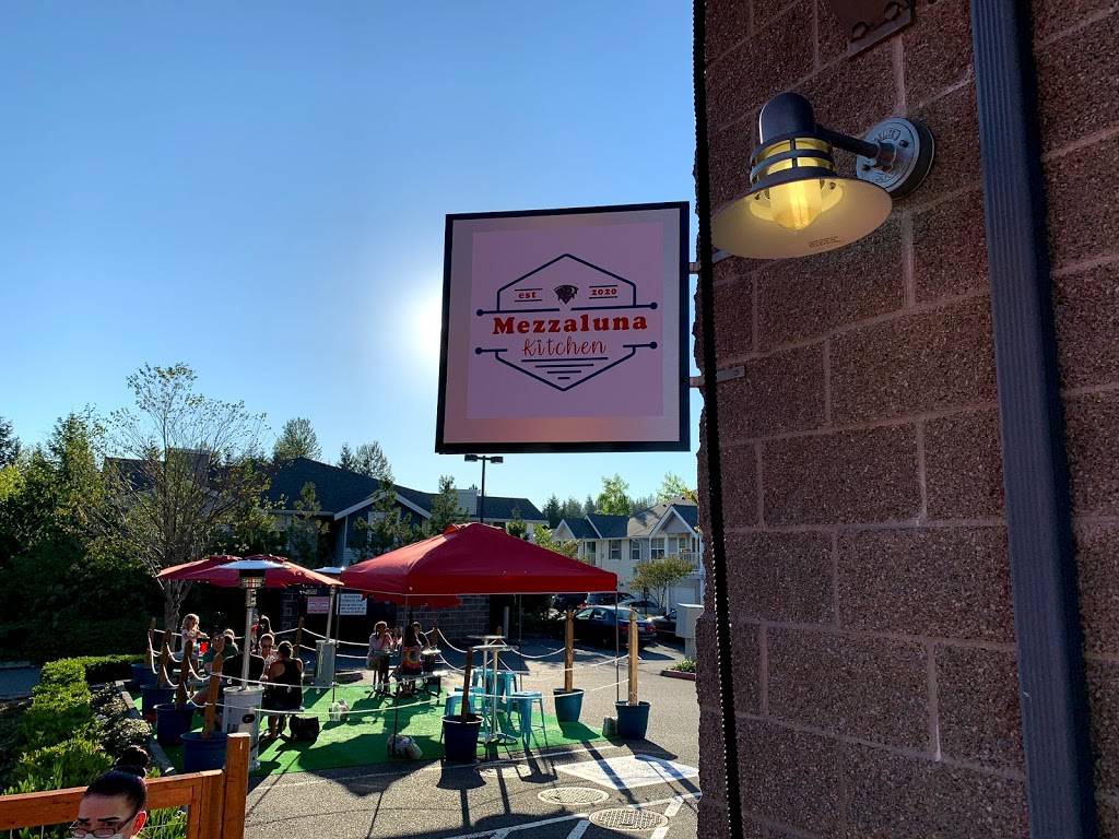 Mezzaluna Kitchen | restaurant | 7729 Center Blvd SE, Snoqualmie, WA 98065, USA | 4252929994 OR +1 425-292-9994