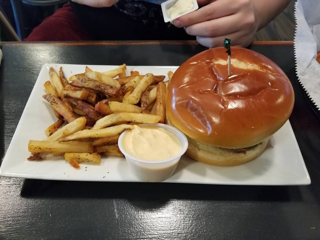 Shipwrecks Taphouse & Grill | restaurant | 4020 N Croatan Hwy, Kitty Hawk, NC 27949, USA | 2522617800 OR +1 252-261-7800