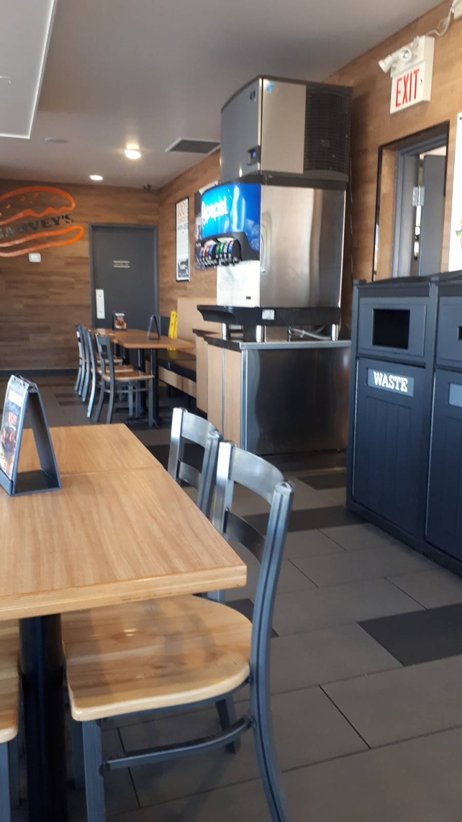 Harveys | restaurant | 233 N Front St, Belleville, ON K8P 3C3, Canada | 6139671165 OR +1 613-967-1165