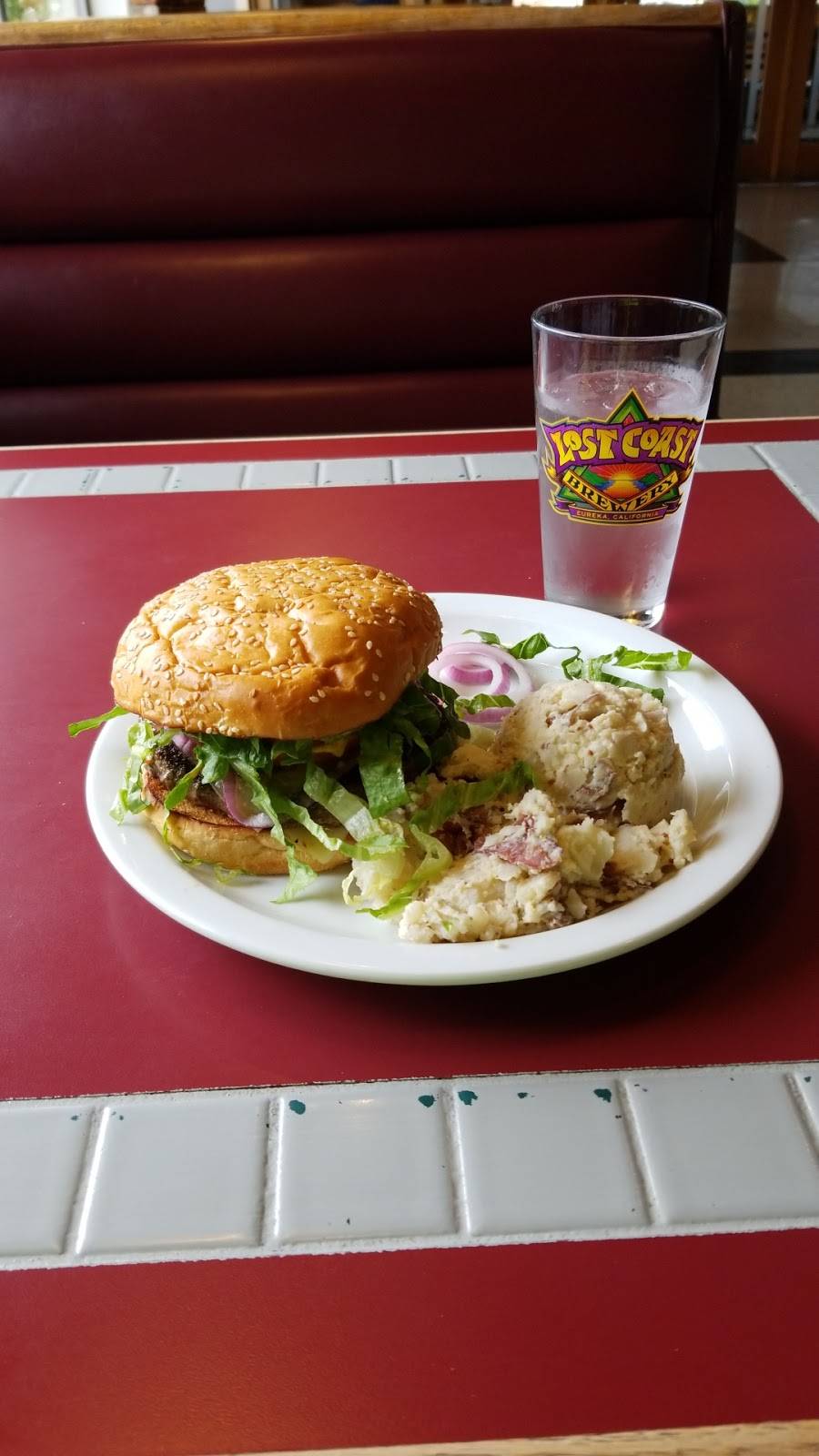 Mikes At The Crossroads | restaurant | 2109, 840 Petaluma Blvd N, Petaluma, CA 94952, USA | 7077788222 OR +1 707-778-8222