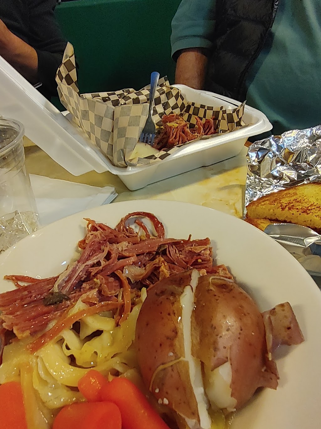 Big Es Sports Bar and Grill | restaurant | Square Loop, 1012 SE Cleveland Ave, Bend, OR 97702, USA | 5413895625 OR +1 541-389-5625