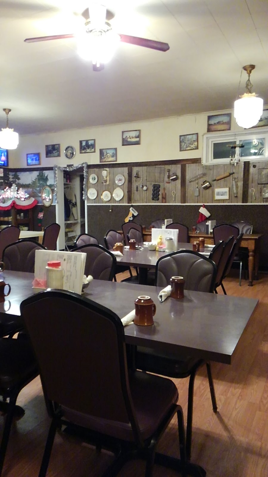 Summer Place | restaurant | 236 Kloman Ave, Republic, MI 49879, USA | 9063762419 OR +1 906-376-2419