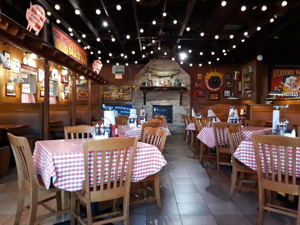 Famous Daves Bar-B-Que | restaurant | 4757 Monroe St, Toledo, OH 43623, USA | 4194757427 OR +1 419-475-7427
