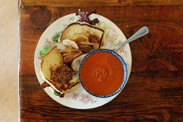 Krewe Restaurant | restaurant | 24 College Ave N, St Joseph, MN 56374, USA | 3205570083 OR +1 320-557-0083