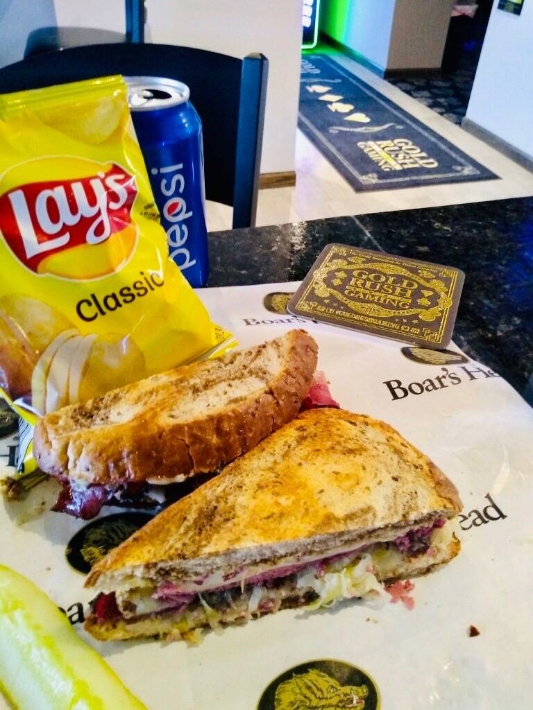 Lucky Bernies | restaurant | 3035 N Oak Grove Ave Ste 101, Waukegan, IL 60087, USA | 8476724722 OR +1 847-672-4722