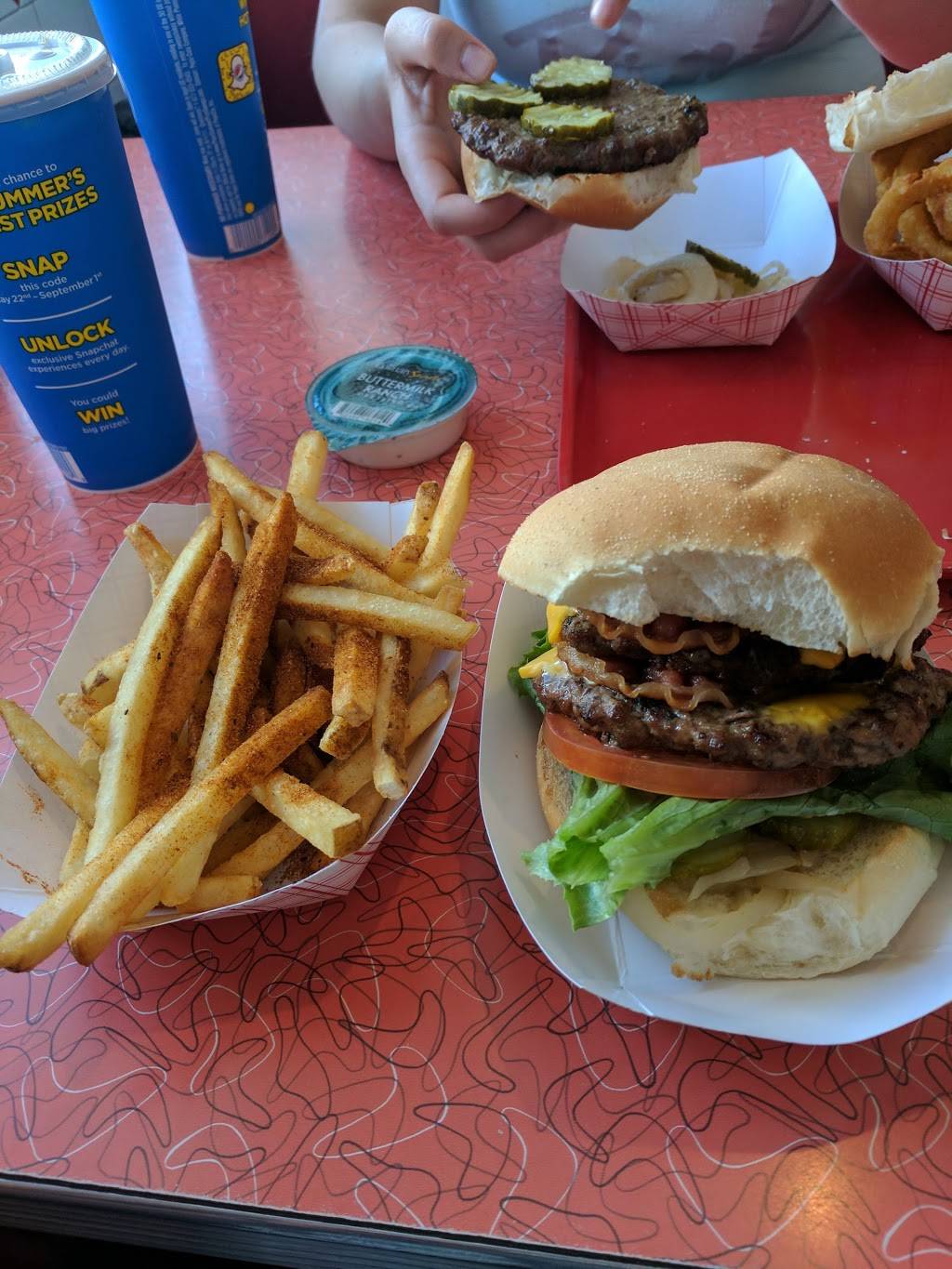 Waynes Drive-In | restaurant | 1331 Covered Bridge Rd, Cedarburg, WI 53012, USA | 2623759999 OR +1 262-375-9999