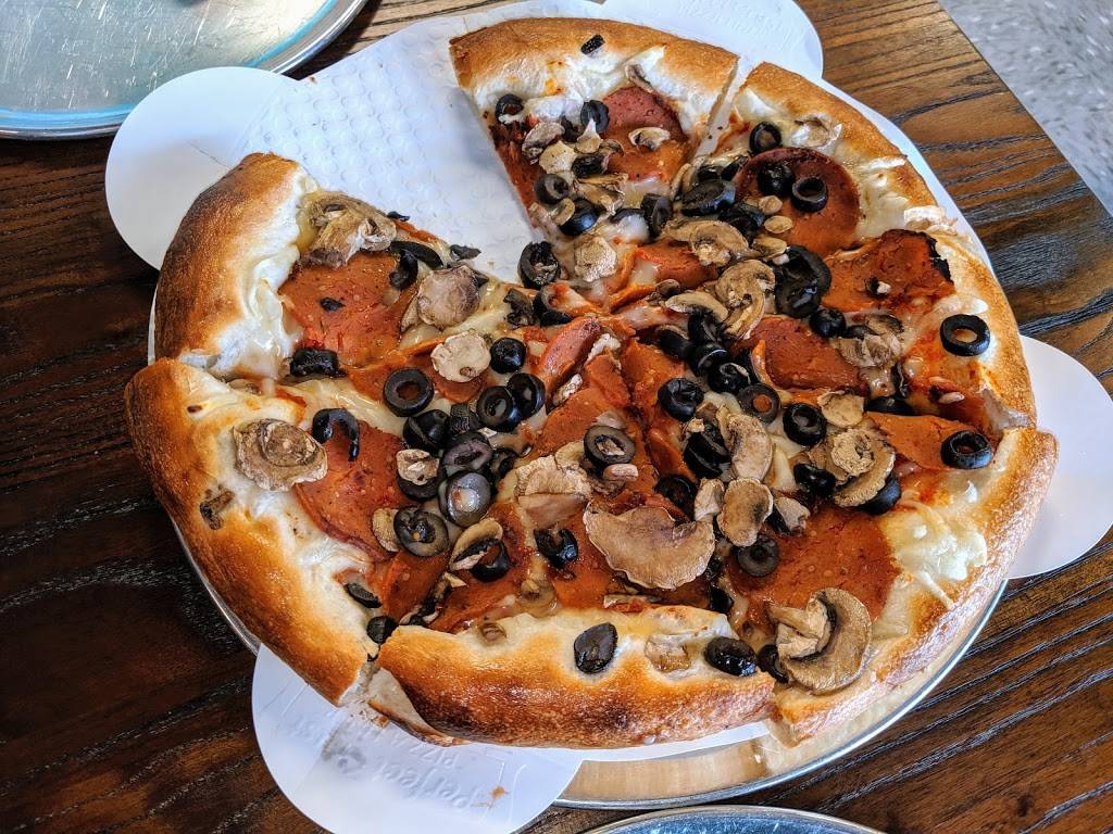 Lucos Pizza | restaurant | 2925 W Republic Rd #100, Springfield, MO 65807, USA | 4173158586 OR +1 417-315-8586