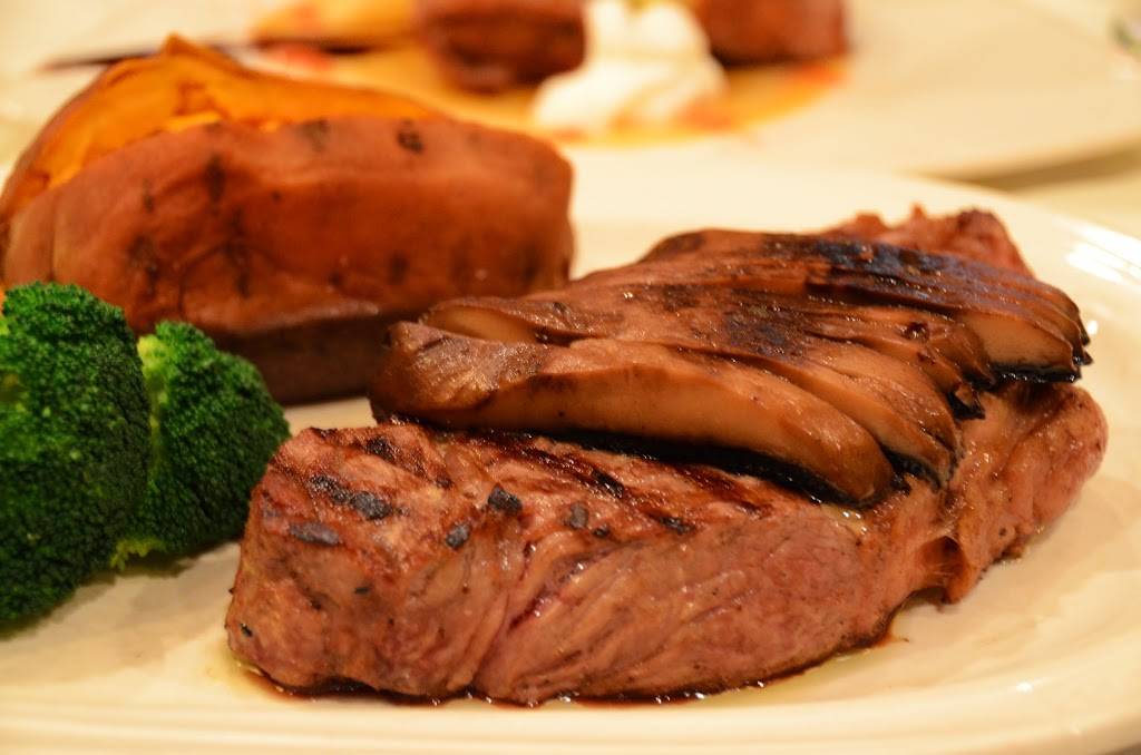 Louies Chophouse | restaurant | 4642 W 103rd St, Oak Lawn, IL 60453, USA | 7084256530 OR +1 708-425-6530