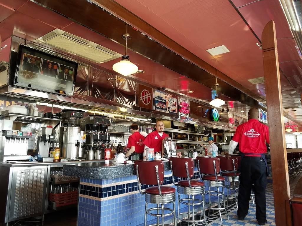 Silver Diner- Potomac Mills | restaurant | Potomac Mills, 14375 Smoketown Rd, Woodbridge, VA 22192, USA | 7036432363 OR +1 703-643-2363