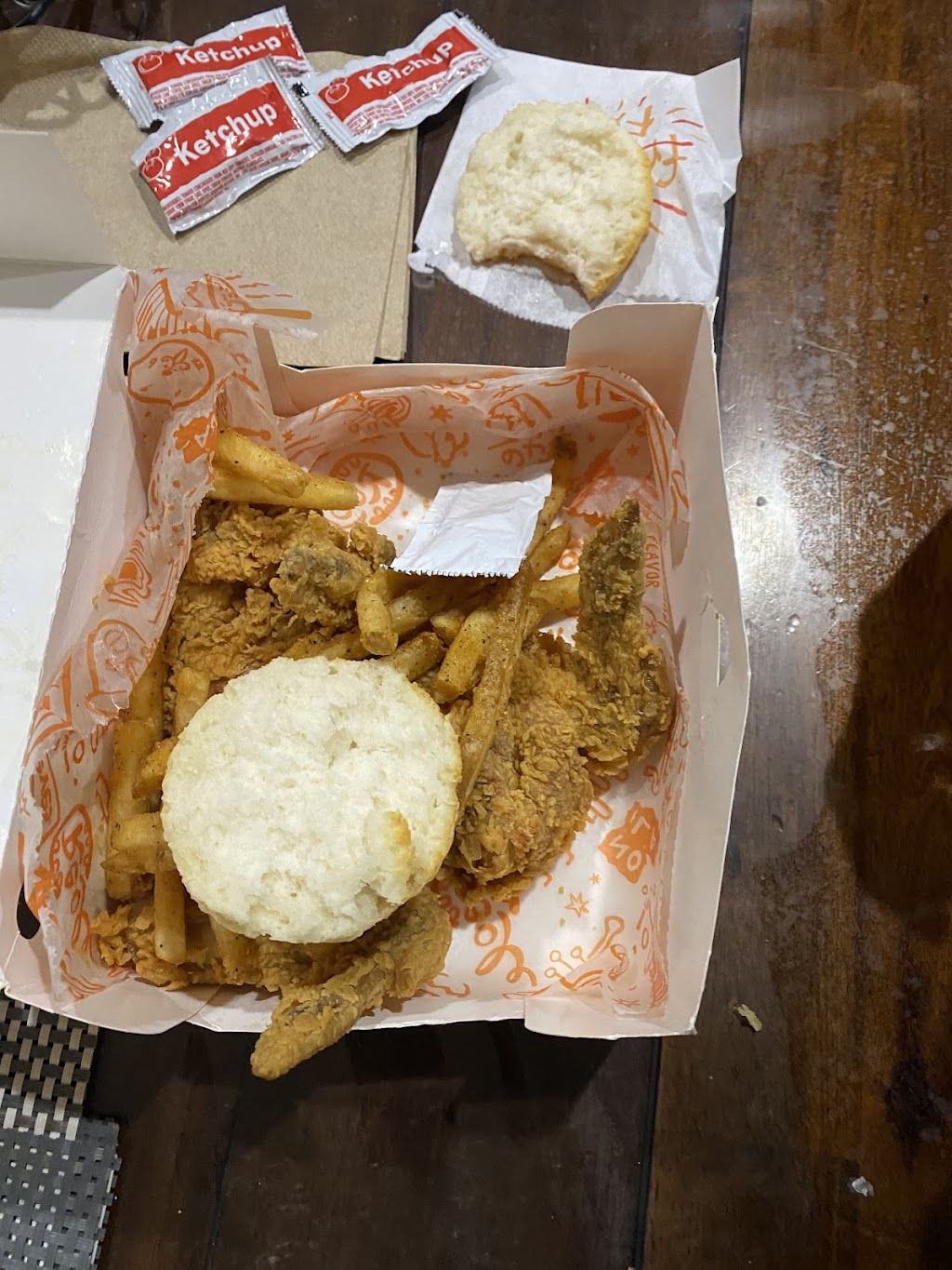 Popeyes | restaurant | 3701 Orchard Rd, Oswego, IL 60543, USA | 3317257689 OR +1 331-725-7689