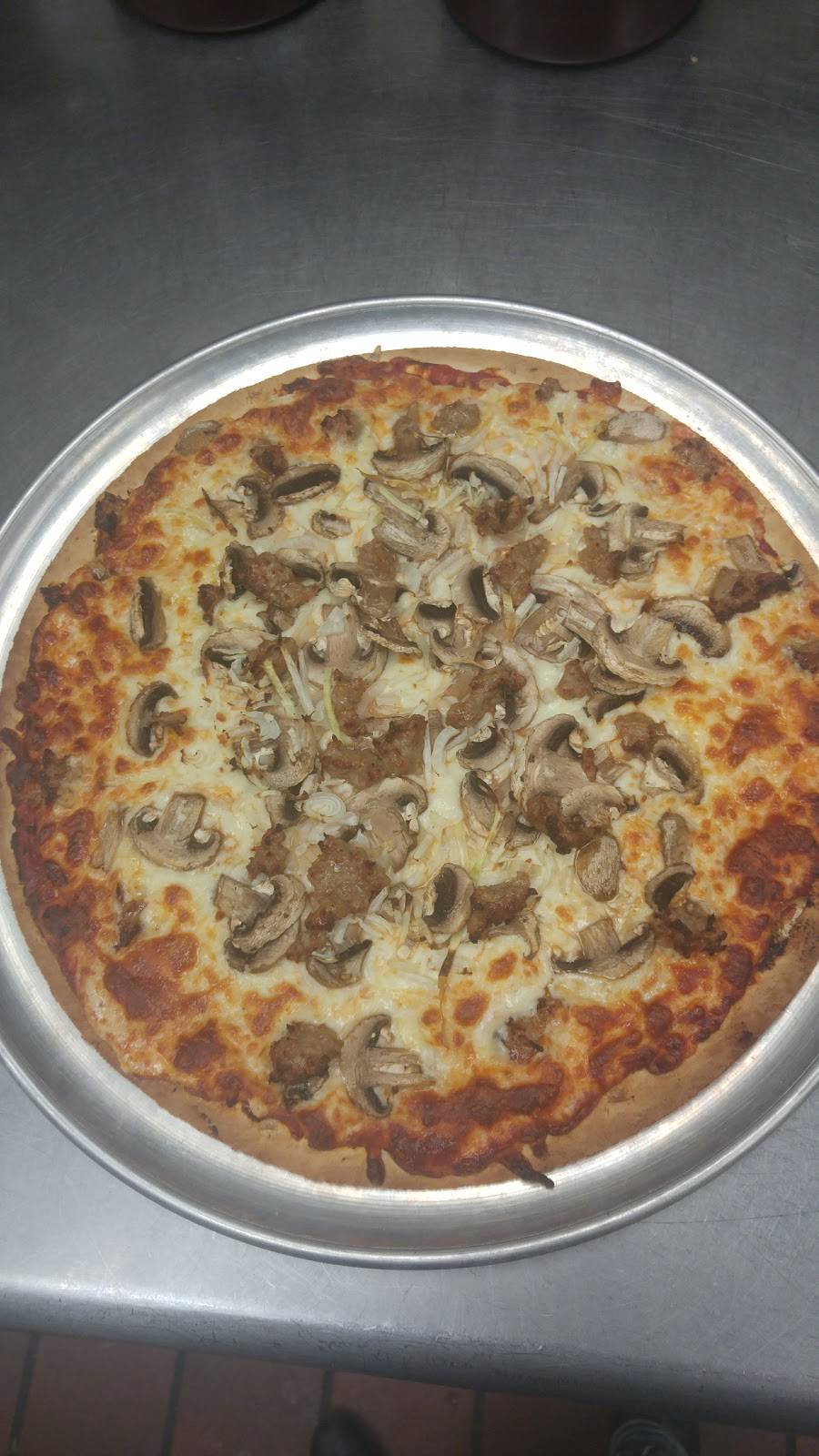 Gingers Hide Away LLC | restaurant | 302 E Lake St, Horicon, WI 53032, USA | 9204854856 OR +1 920-485-4856