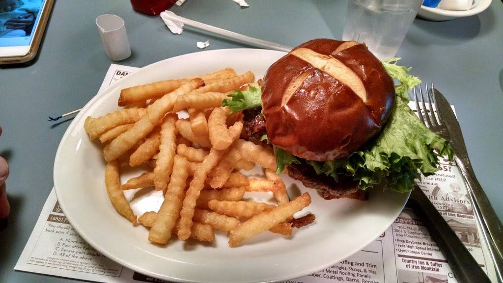 Holiday Kitchen | restaurant | 1605 S Stephenson Ave, Iron Mountain, MI 49801, USA | 9067763287 OR +1 906-776-3287