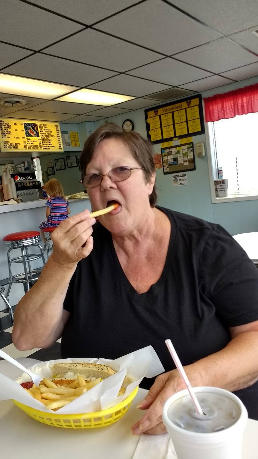 Madveks Dog House | restaurant | 6923 Calumet Ave, Hammond, IN 46324, USA | 2199321060 OR +1 219-932-1060