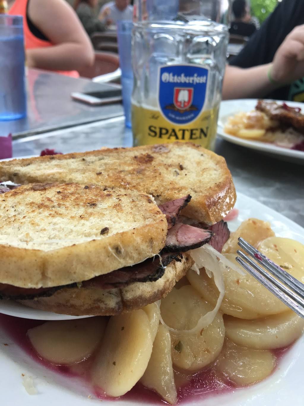 Silver Creek Beer Garden & Grille | restaurant | 310 E Main St, Fredericksburg, TX 78624, USA | 8309904949 OR +1 830-990-4949