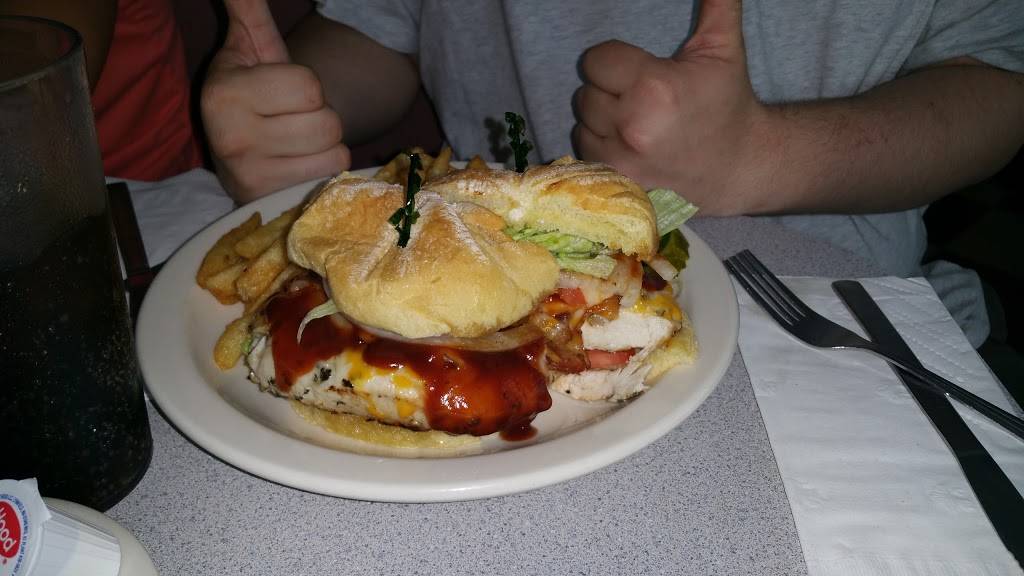 L.B.s Family Restaurant | restaurant | 860 Riverside Dr, North Grosvenor Dale, CT 06255, USA | 8609231899 OR +1 860-923-1899