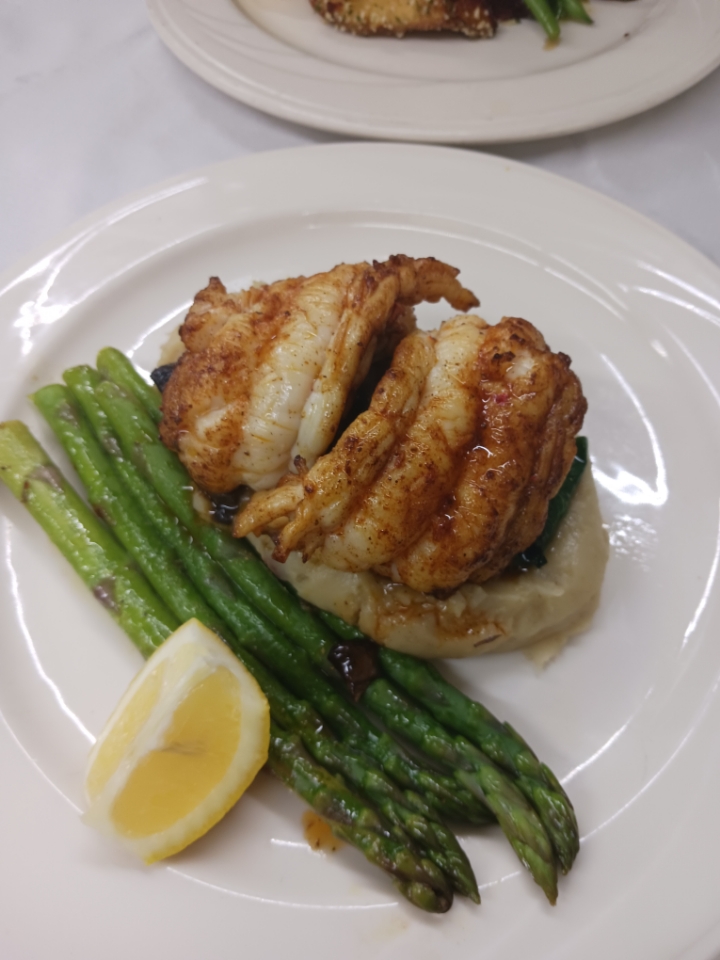 Nantuckets Restaurant | restaurant | 601 Coastal Hwy, Fenwick Island, DE 19944, USA | 3025392607 OR +1 302-539-2607