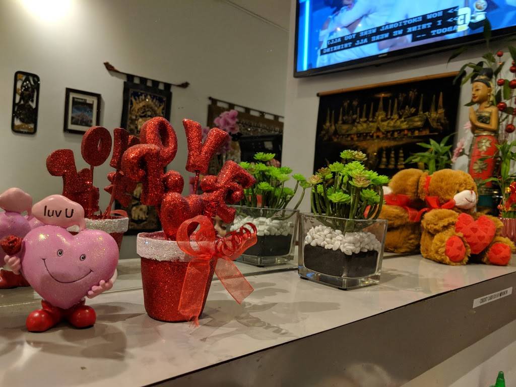 Siam Smile Thai Cuisine | restaurant | 1907 W Magnolia Blvd, Burbank, CA 91506, USA | 8185585051 OR +1 818-558-5051