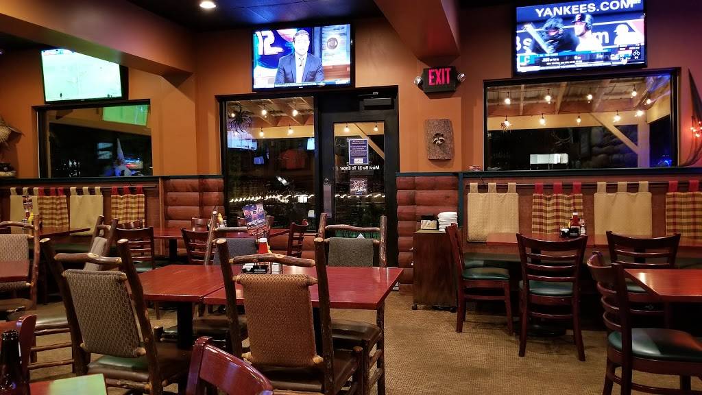 Wolfies Grill - Fishers | restaurant | 7695 Crosspoint Commons, Fishers, IN 46038, USA | 3179131272 OR +1 317-913-1272