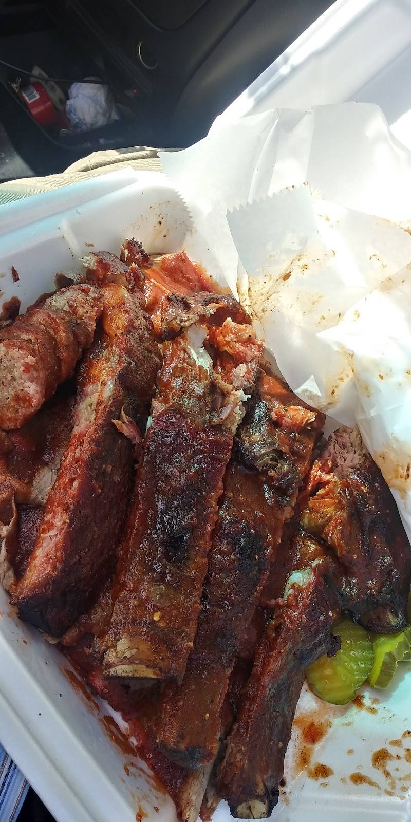 Big Ts Bar Bq | restaurant | 6201 Blue Pkwy, Kansas City, MO 64129, USA | 8169232278 OR +1 816-923-2278