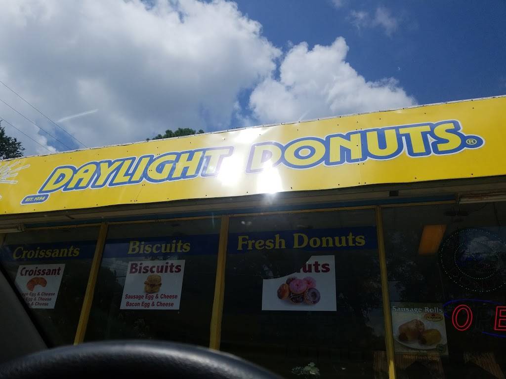 Daylight Donuts | bakery | 563 N Jackson St, Houston, MS 38851, USA | 6624567076 OR +1 662-456-7076