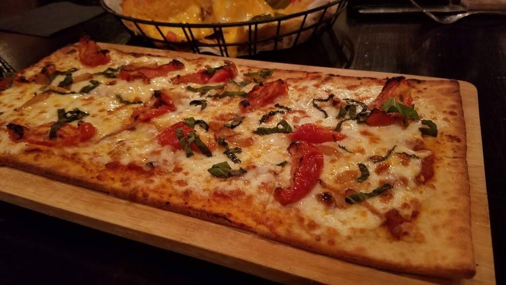 Tradition Gastro Pub and Bar | restaurant | 160 N Franklin St, Chicago, IL 60606, USA | 3122630260 OR +1 312-263-0260