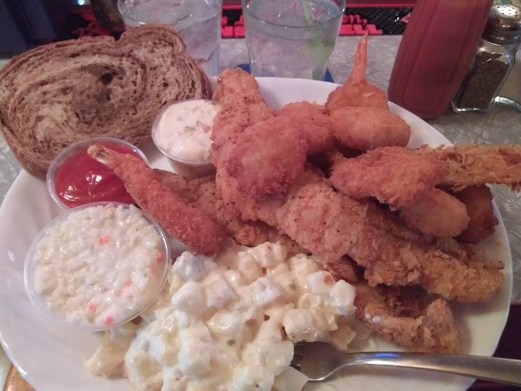 Mercer Ts Bar & Grill | restaurant | 962 Main St, Clyman, WI 53016, USA | 9206963400 OR +1 920-696-3400