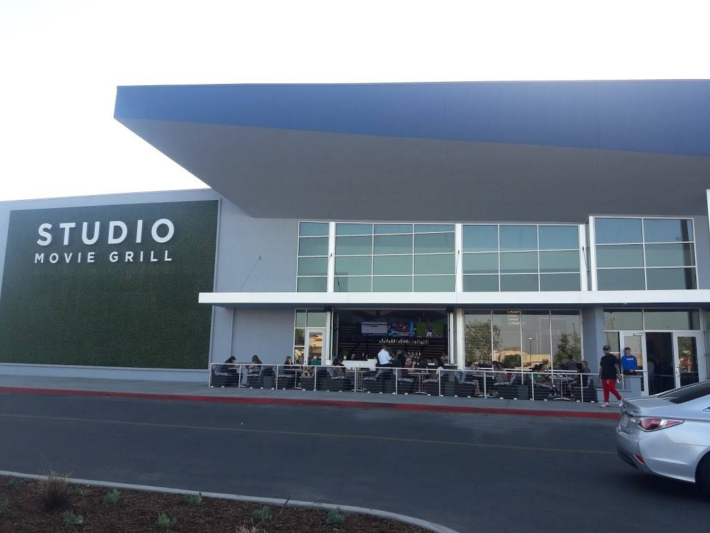 Studio Movie Grill | restaurant | 2733 Calloway Dr, Bakersfield, CA 93312, USA | 6615352292 OR +1 661-535-2292