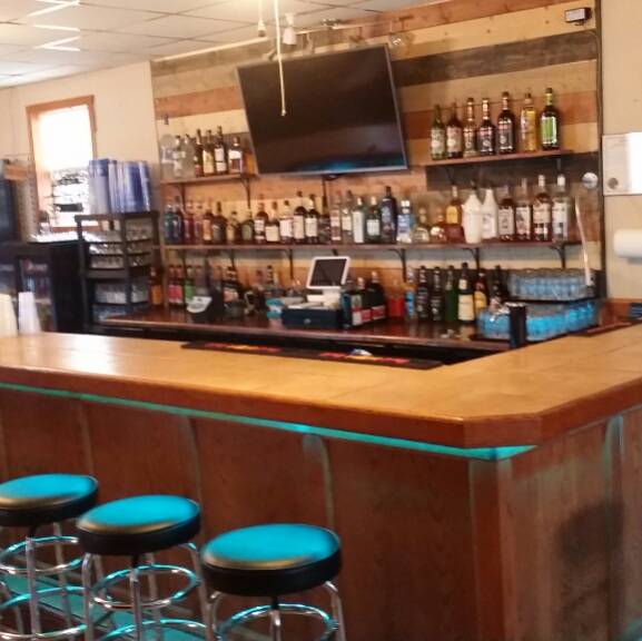 DTrains Corner Bar & Grill | restaurant | 300 Locust St NE, Blairstown, IA 52209, USA | 3194546232 OR +1 319-454-6232