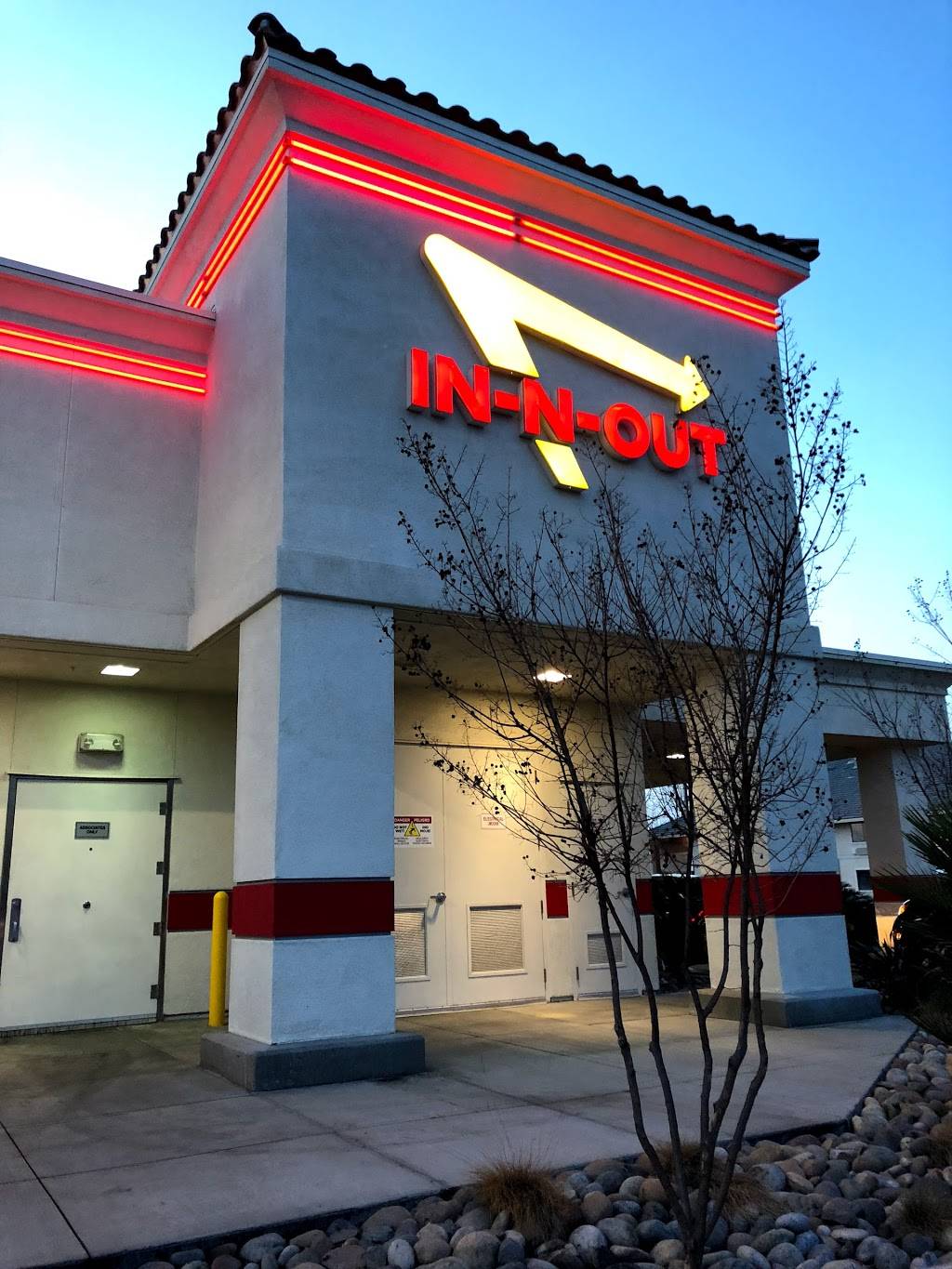 In-N-Out Burger | restaurant | 1616 Sisk Rd, Modesto, CA 95350, USA | 8007861000 OR +1 800-786-1000