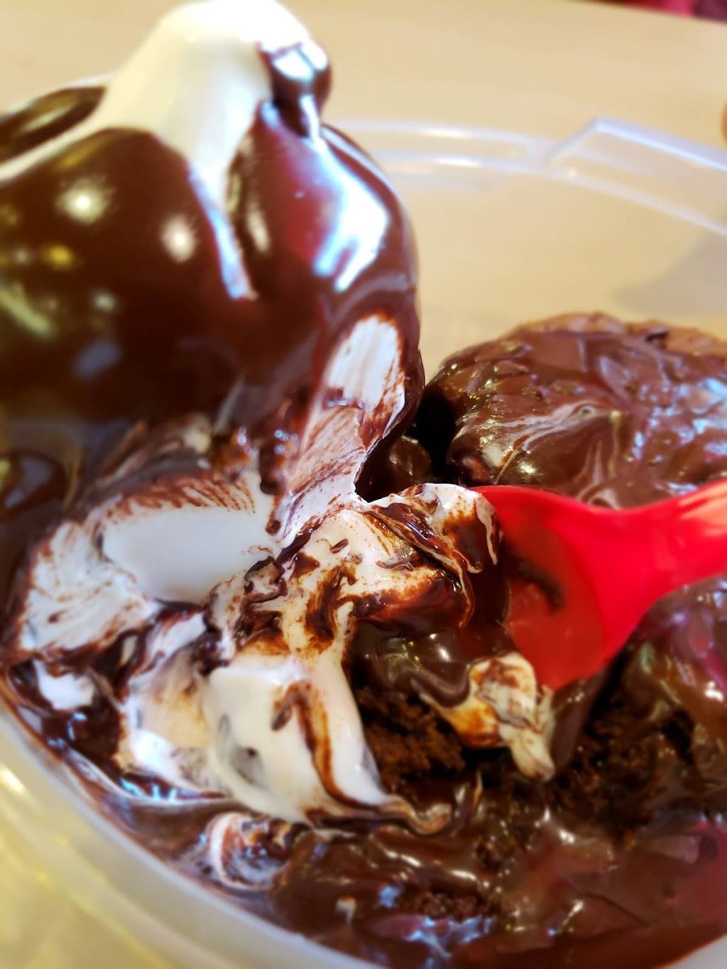 Dairy Queen Grill & Chill | restaurant | 1818 Huron Church Rd, Windsor, ON N9C 2L5, Canada | 5192527007 OR +1 519-252-7007