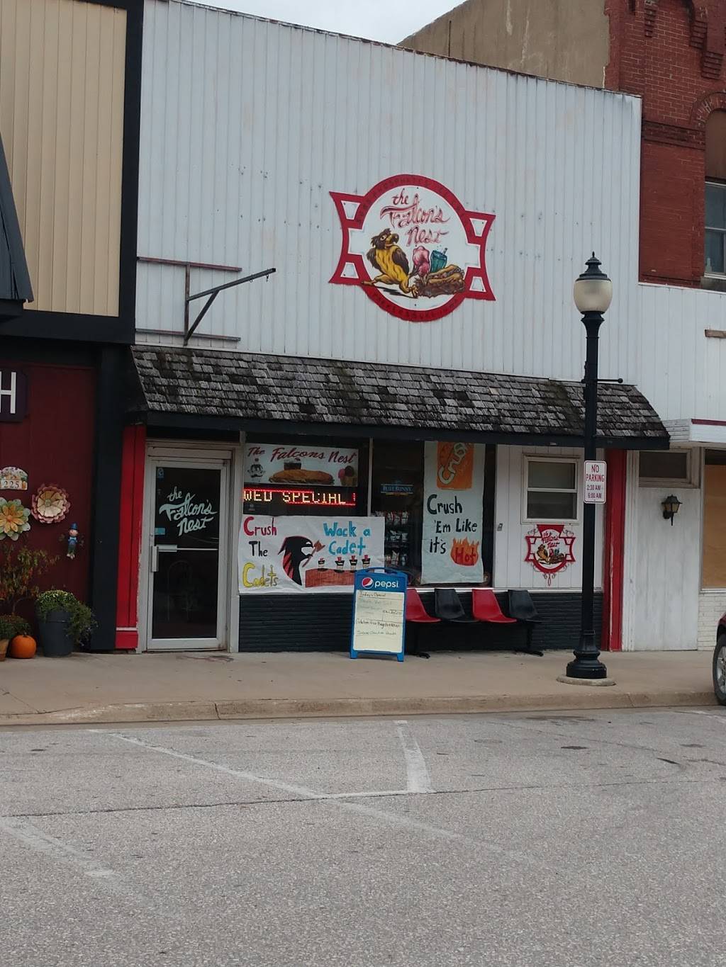 Falcons Nest | restaurant | 223 3rd St, Parkersburg, IA 50665, USA | 3193462314 OR +1 319-346-2314