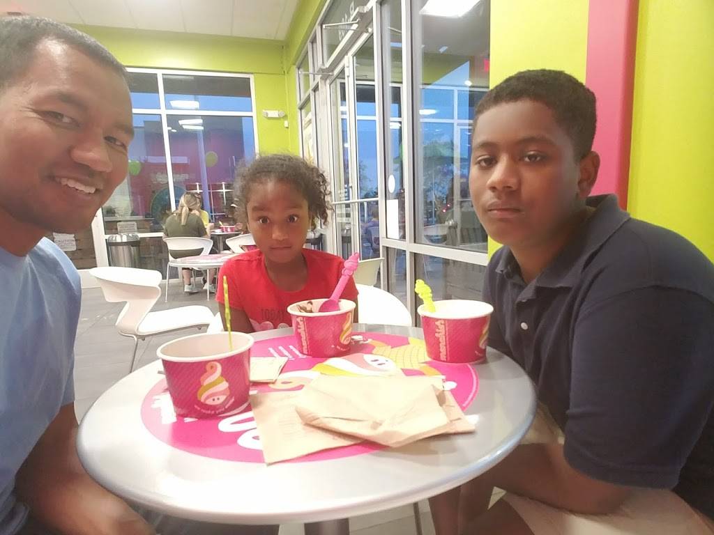 Menchies Frozen Yogurt | bakery | 6450 N Desert Blvd Bldg B, El Paso, TX 79912, USA | 9152709629 OR +1 915-270-9629