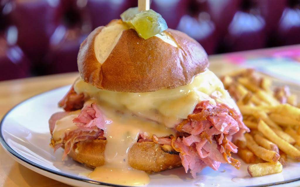 Nickels Deli Restaurants | restaurant | Place Versailles, 7275 Rue Sherbrooke E, Montréal, QC H1N 1E9, Canada | 5143522052 OR +1 514-352-2052