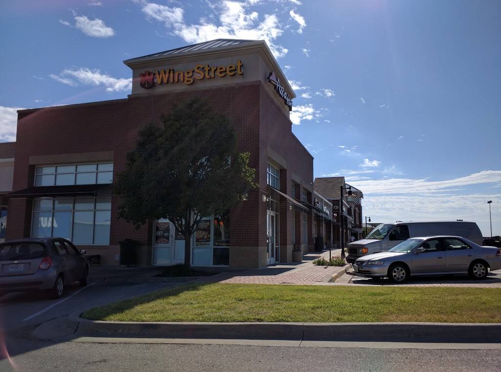 Pizza Hut | meal delivery | 6325 Lewis St #102, Parkville, MO 64152, USA | 8167415981 OR +1 816-741-5981