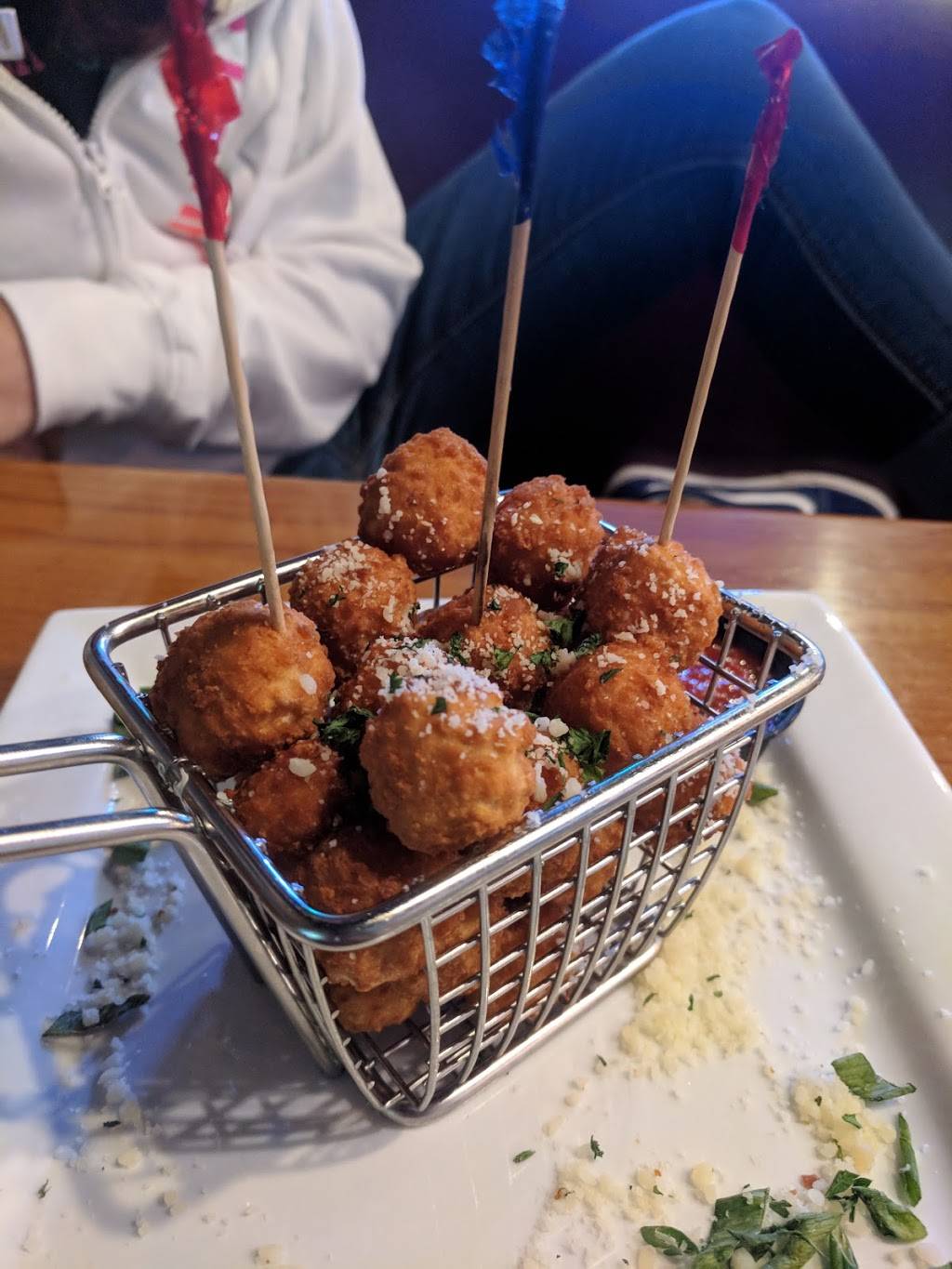 Up a Creek Tavern | restaurant | 4793 E Market St, Warren, OH 44484, USA | 3308565135 OR +1 330-856-5135