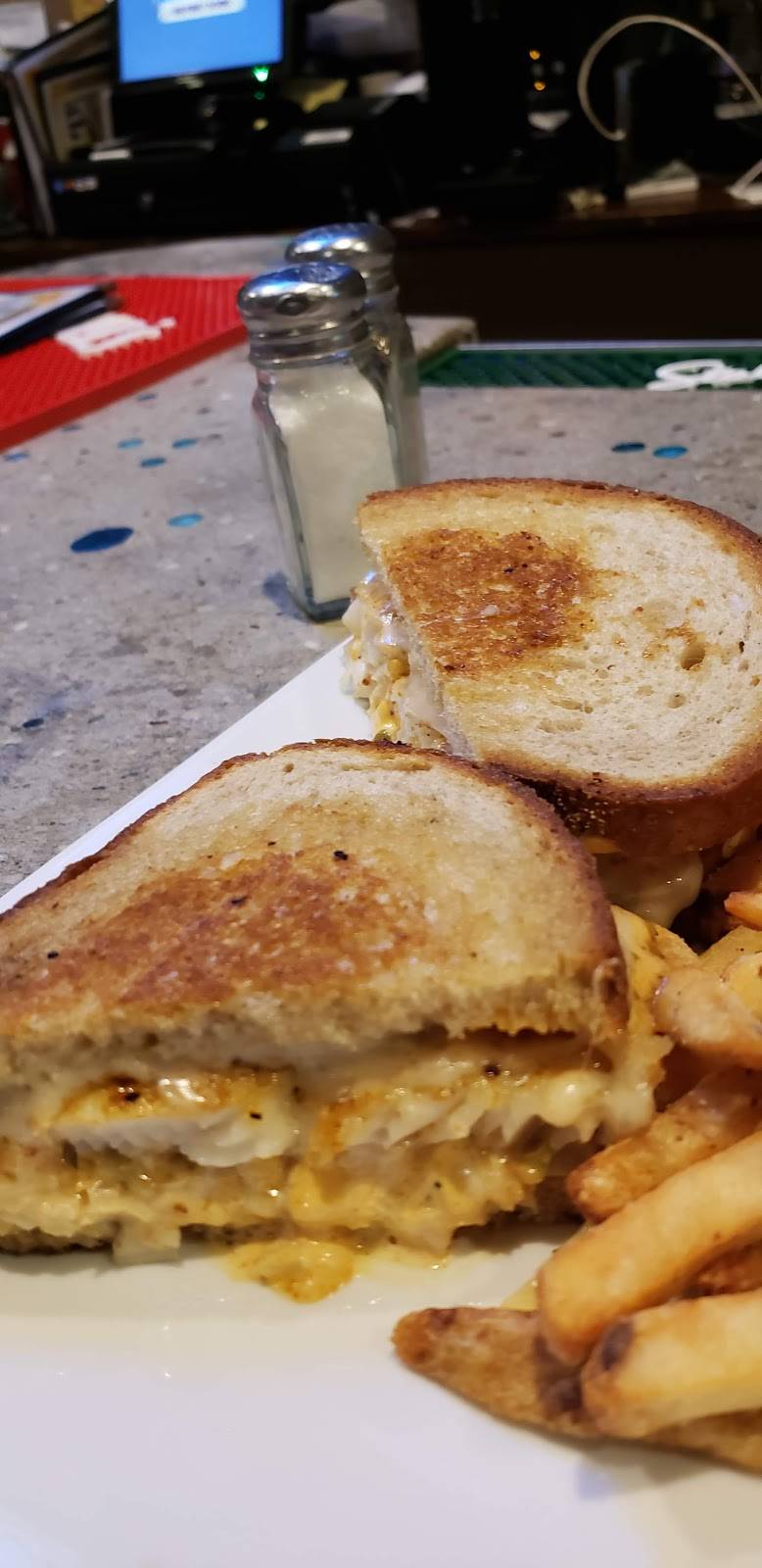 Halfway Down | restaurant | 153 Woodcleft Ave, Freeport, NY 11520, USA | 5166080700 OR +1 516-608-0700